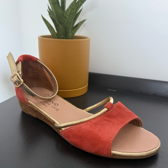 Salmon coral flat espadrille sandals with gold details - size 38 (US 8) NWOT - Picture 3 of 5
